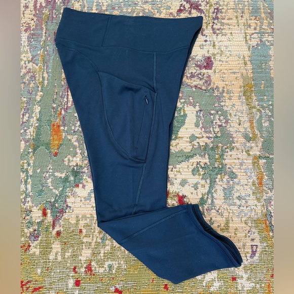 💙 Athleta Navy Athletic Capri Pants. - Picture 2 of 10